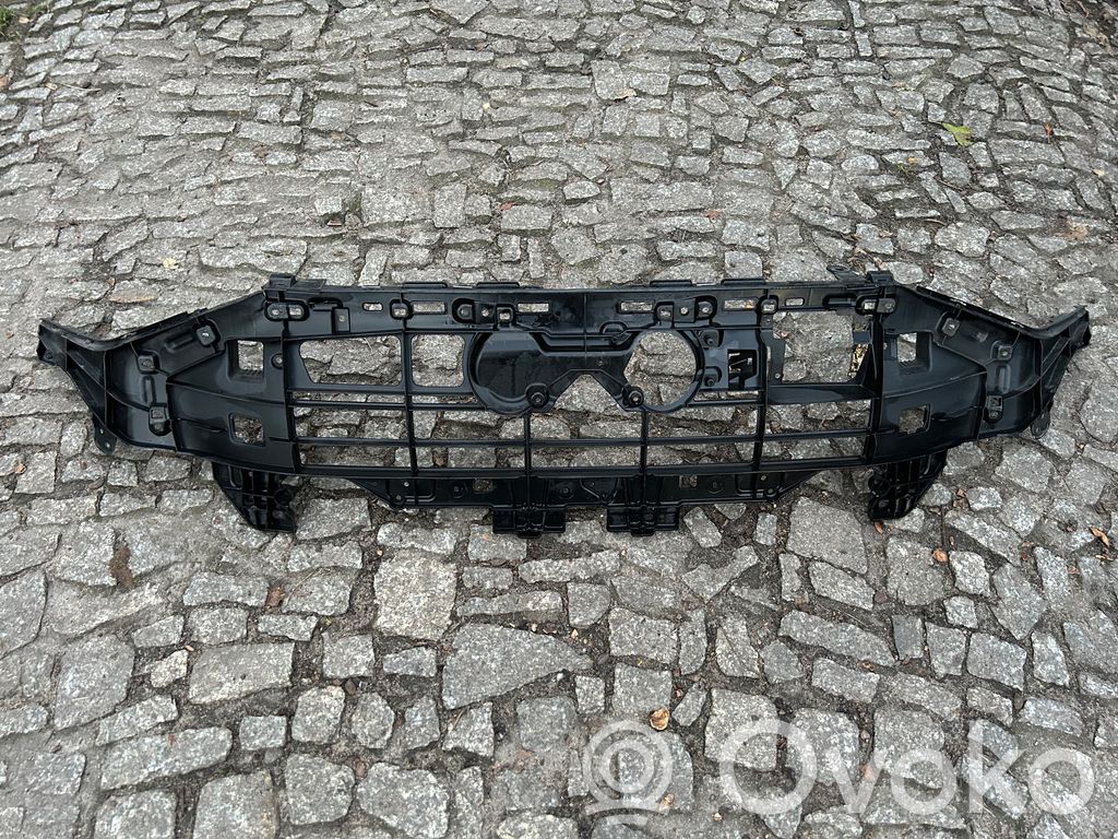 Audi e-tron Front bumper upper radiator grill 