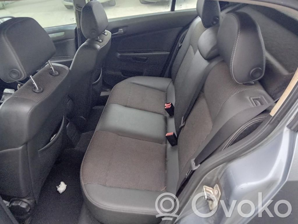 Opel Astra H Cinturón trasero 
