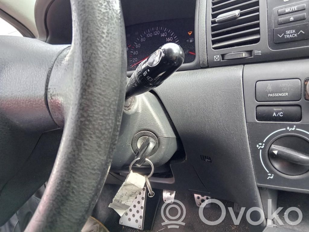 Toyota Corolla E120 E130 Užvedimo spynelė 