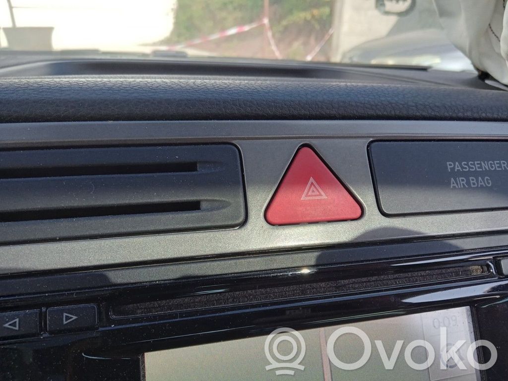 Volkswagen Tiguan Hazard light switch 