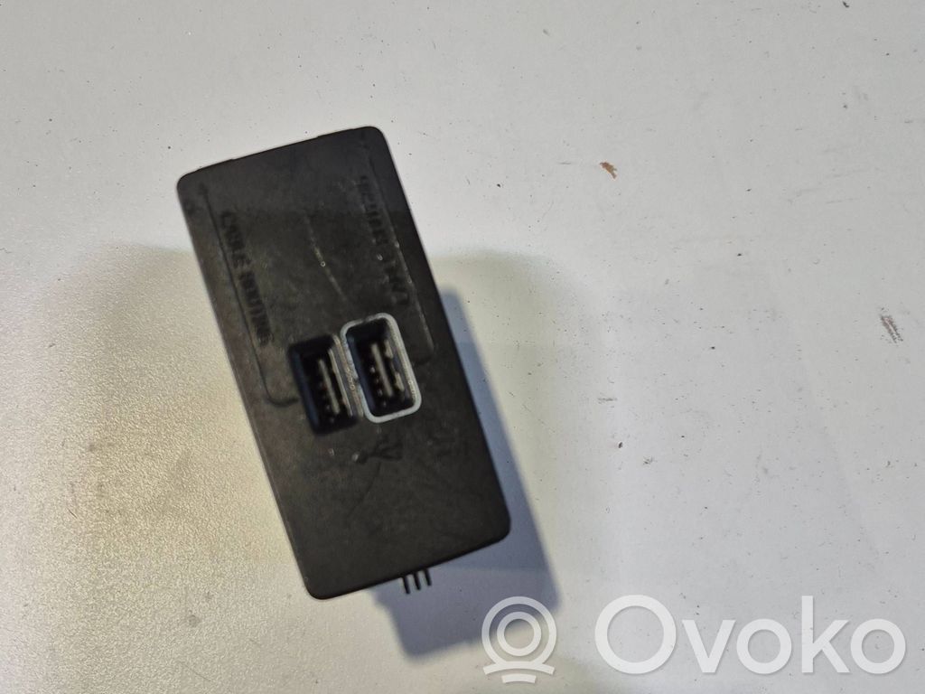 Volvo XC90 USB-pistokeliitin 