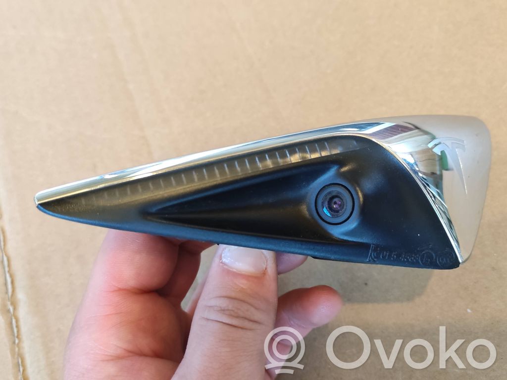 Tesla Model S Seitliche Kotflügelkamera 