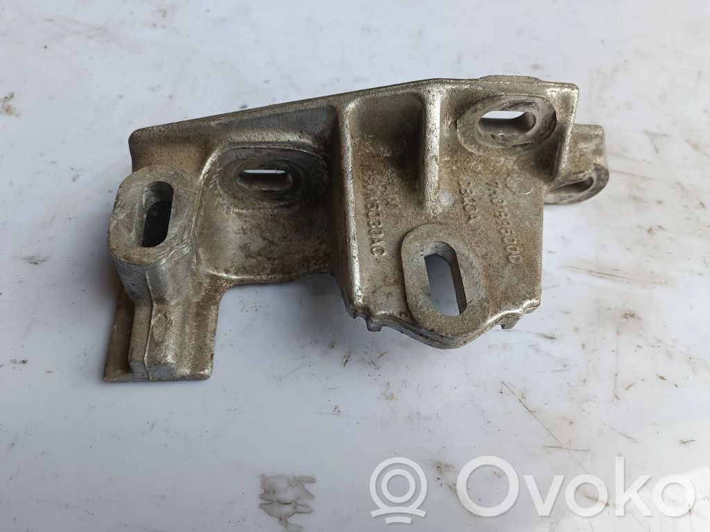 Engine mounting bracket   7M01996000