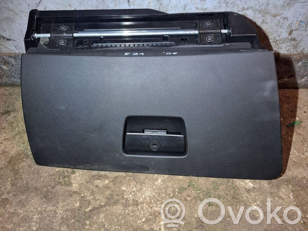 BMW 3 E90 E91 Mantu nodalījums 