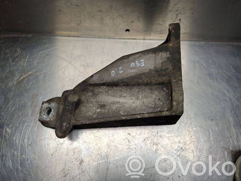 BMW 3 E90 E91 Kita dugno detalė 