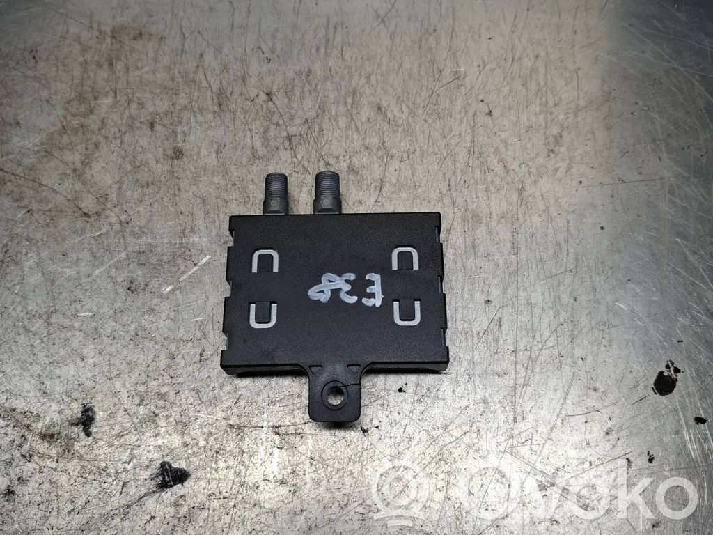 BMW 7 E38 Antenos stiprintuvas 