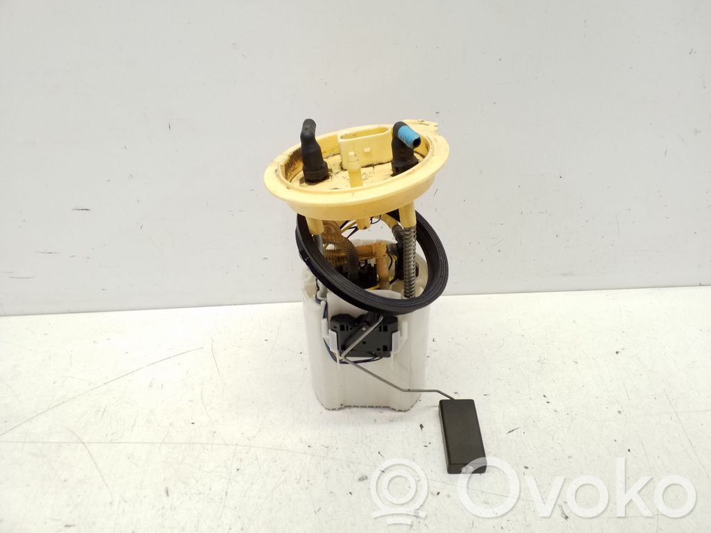 Volkswagen Jetta VI Bomba interna de combustible 