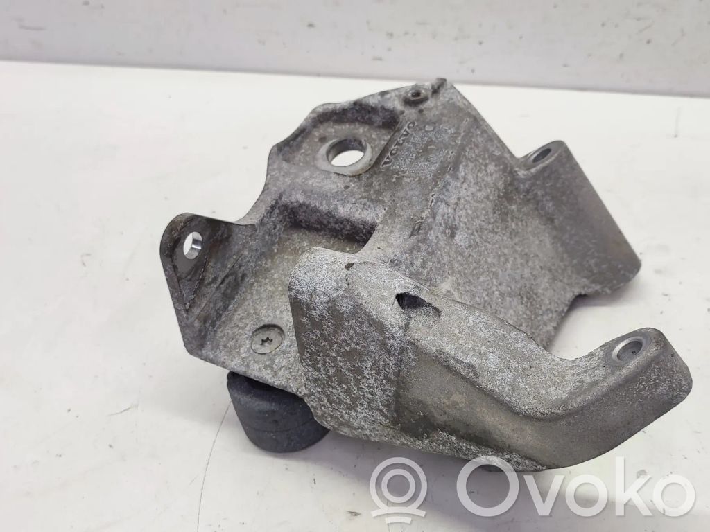 Volvo XC60 Engine mounting bracket 