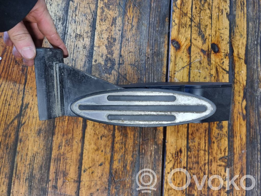 Accelerator throttle pedal