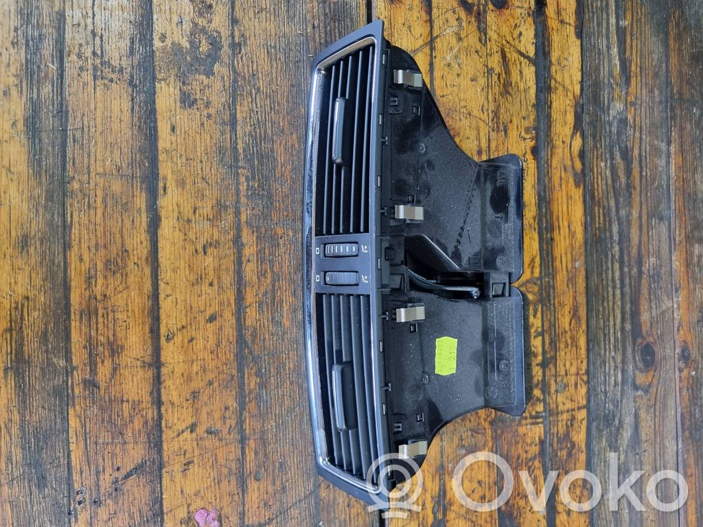 Dysze / Kratki środkowego nawiewu deski rozdzielczej   3T0820951