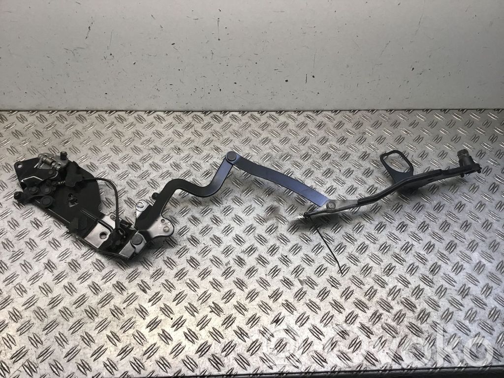BMW 1 E82 E88 Aizmugurējā pārsega eņģe (-ess) 