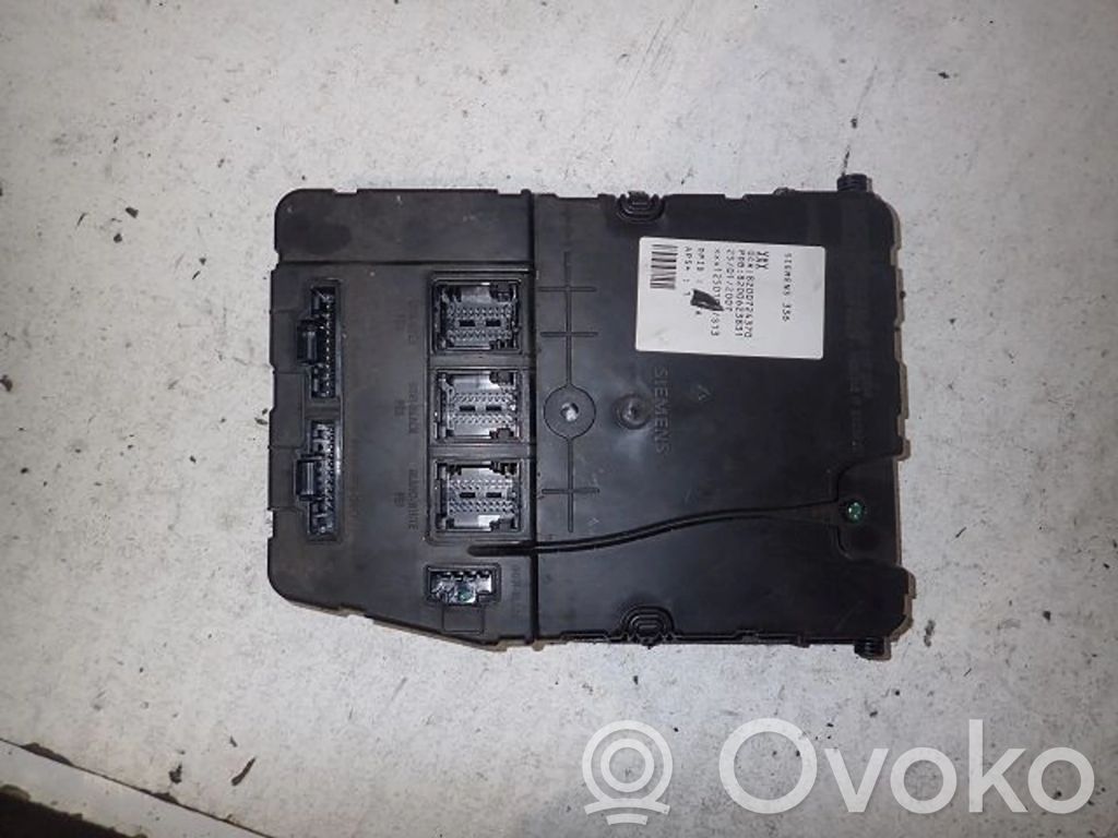 Renault Megane II Ramka / Moduł bezpieczników 