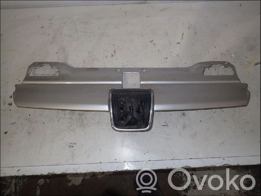 Peugeot 406 Etupuskurin ylempi jäähdytinsäleikkö 