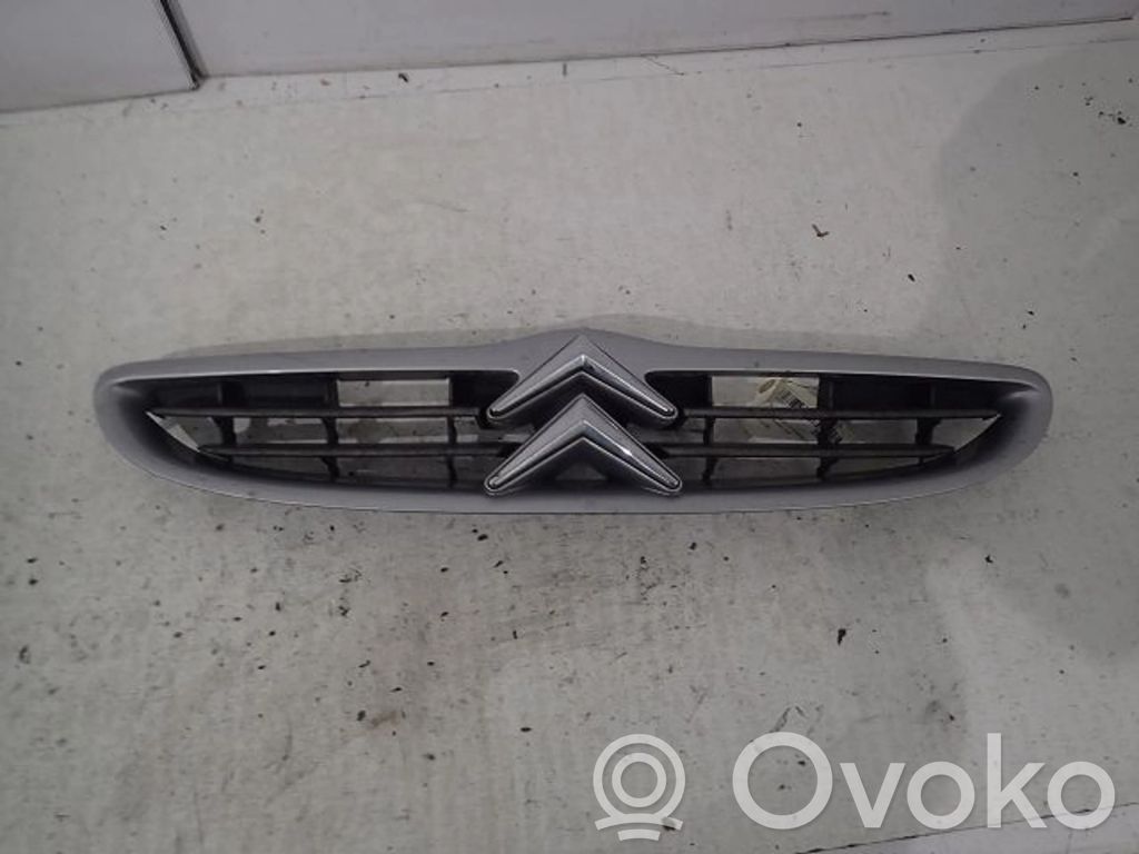 Citroen Saxo Etupuskurin ylempi jäähdytinsäleikkö 