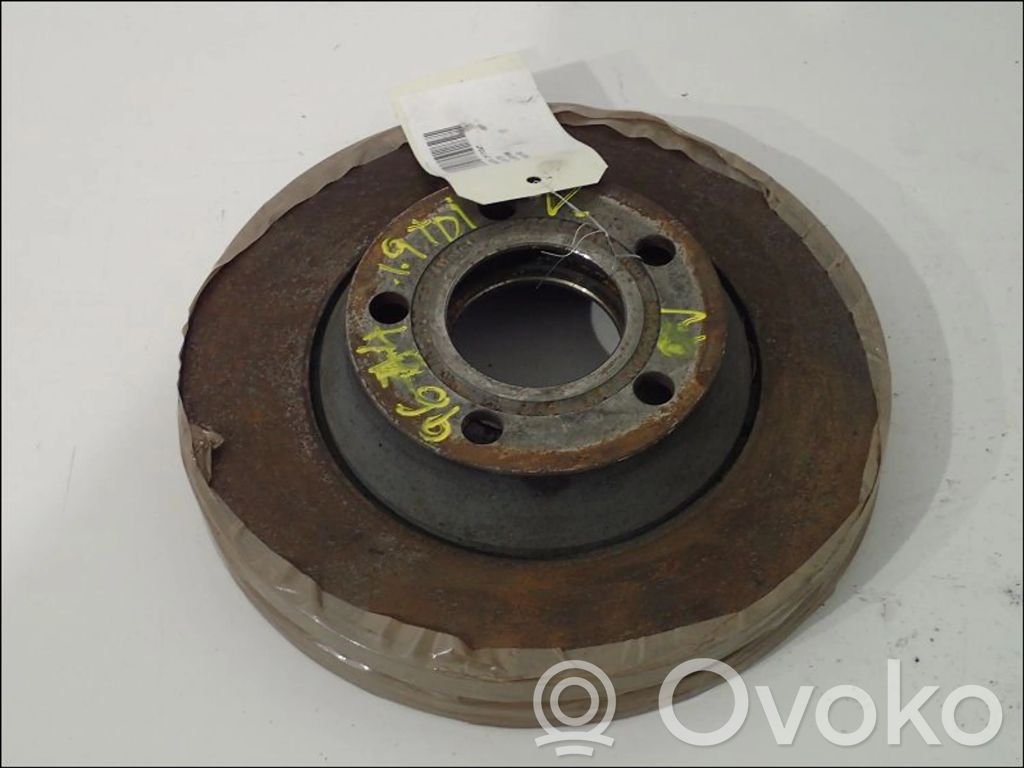 Audi A4 S4 B5 8D Tarcza hamulca przedniego 