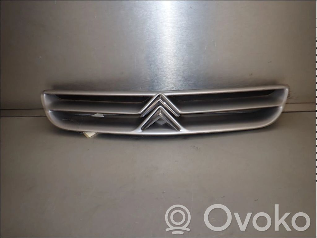 Citroen Xantia Etupuskurin ylempi jäähdytinsäleikkö 