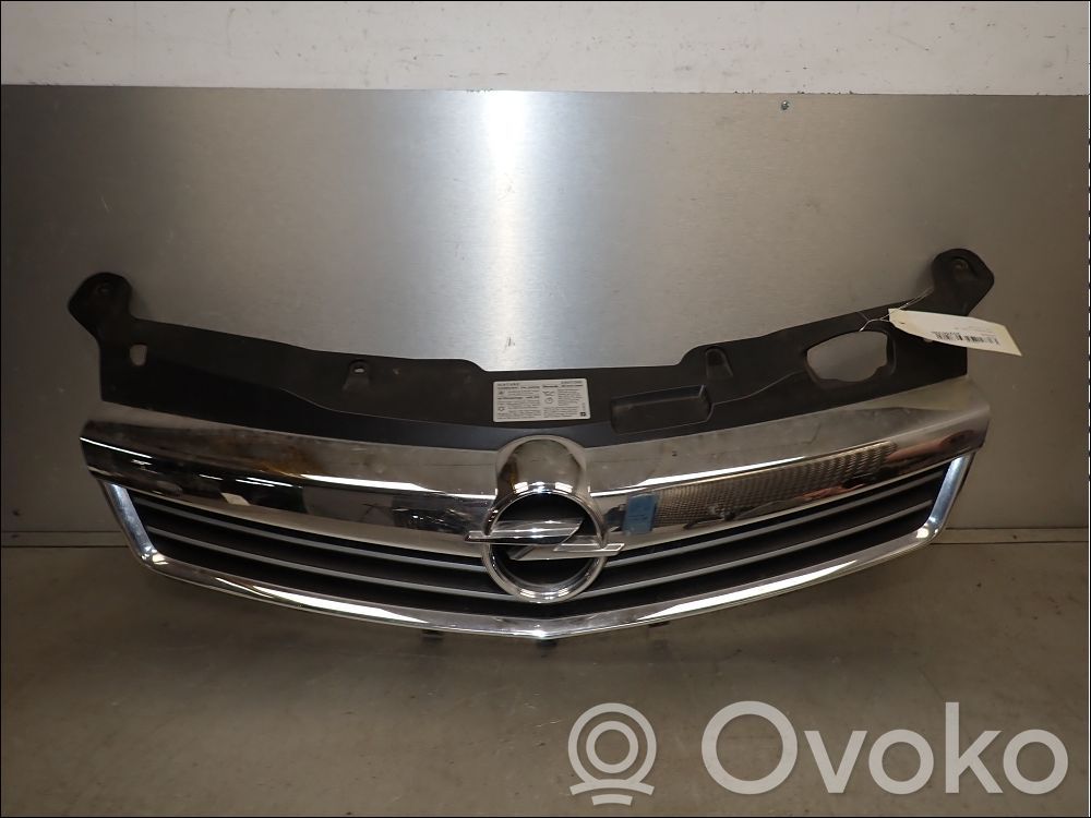 Opel Astra H Etupuskurin ylempi jäähdytinsäleikkö 
