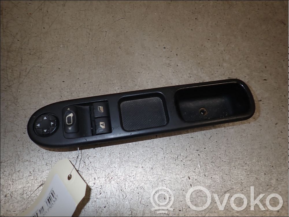 Peugeot 207 Electric window control switch 