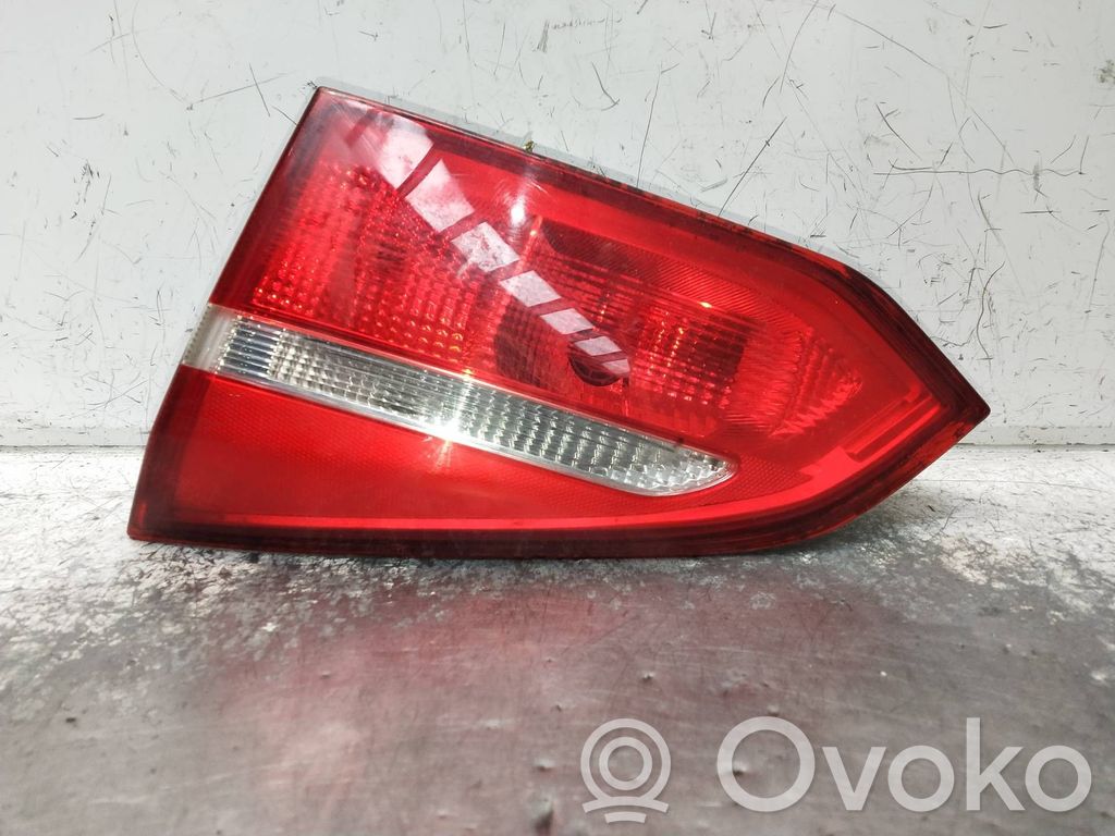 Ford Focus Aizmugurējais lukturis pārsegā 