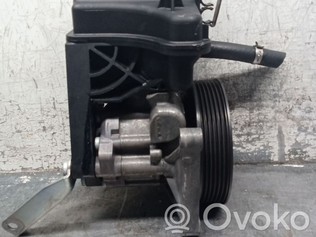 Ohjaustehostimen pumppu   220CDI
