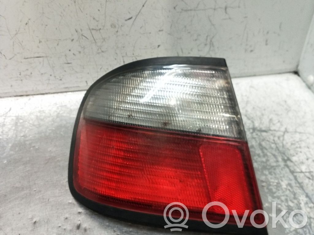 Nissan Primera Galinis žibintas kėbule 