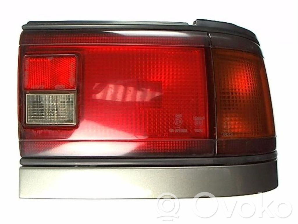 Toyota Carina  A10 Luci posteriori 