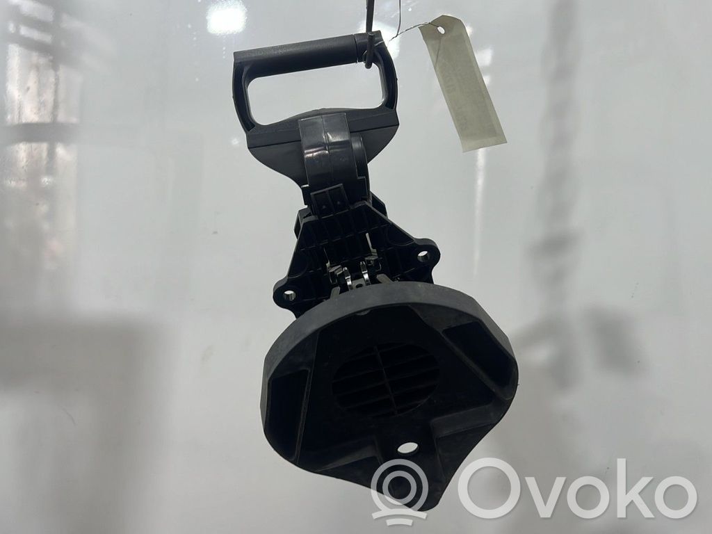Spare wheel mounting bracket