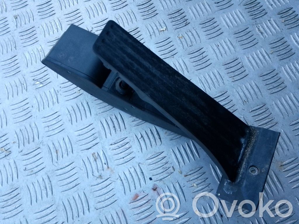 Akseleratora pedālis   6762482