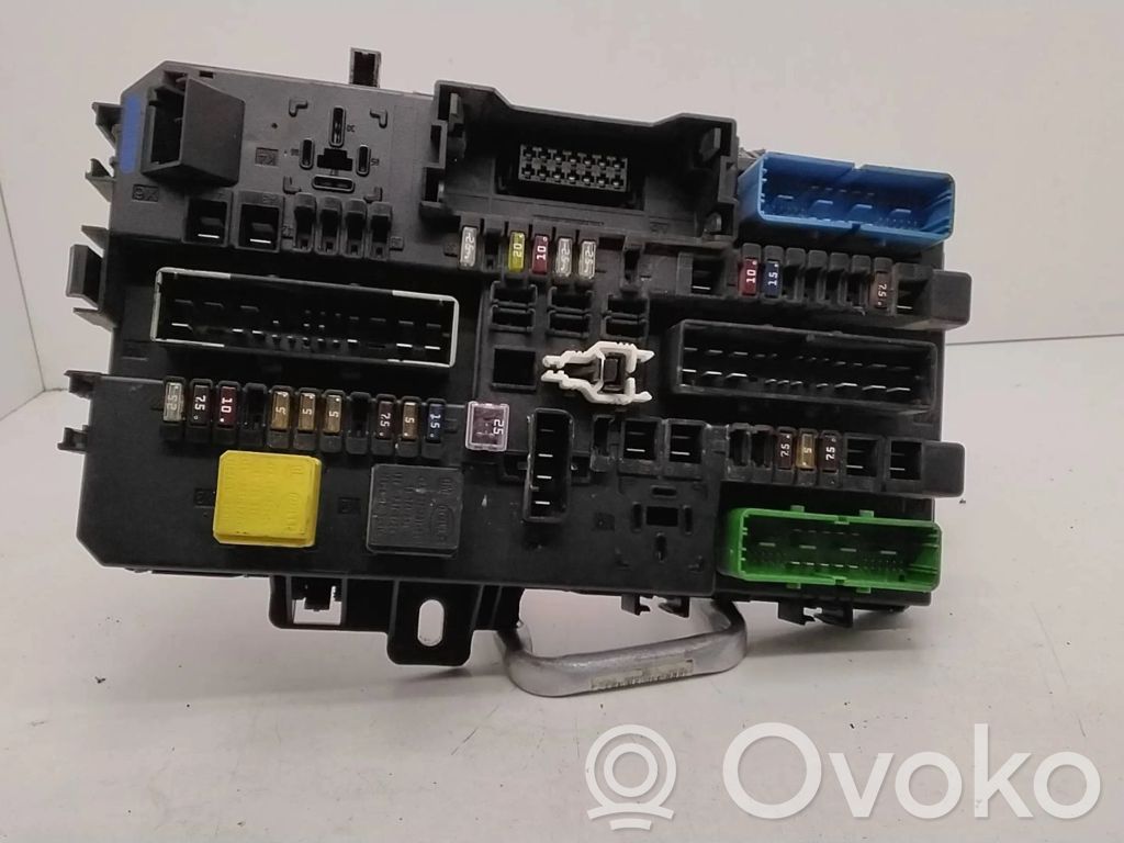 Opel Astra H Módulo de fusible 