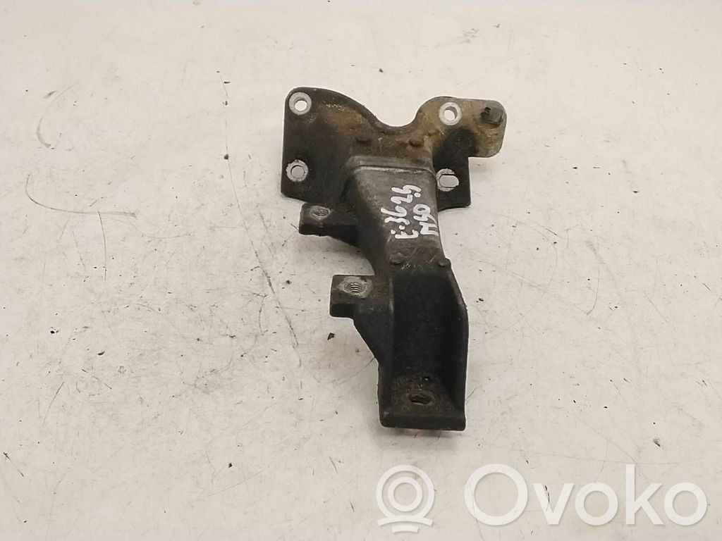BMW 3 E36 Engine mounting bracket 