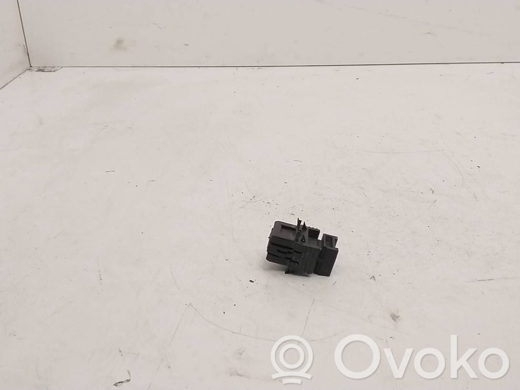 Interruptor sensor del pedal de freno   8372647