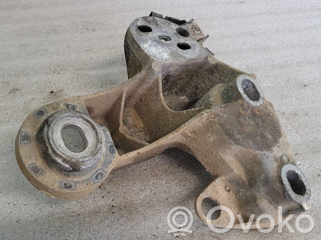 Audi A4 S4 B5 8D Engine mounting bracket 