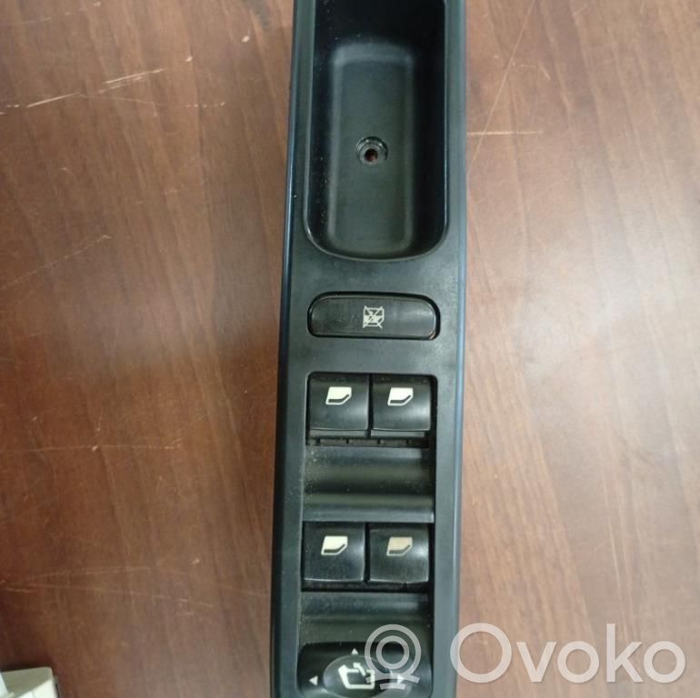Peugeot 207 Electric window control switch 