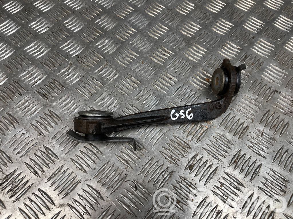 Engine mount bracket