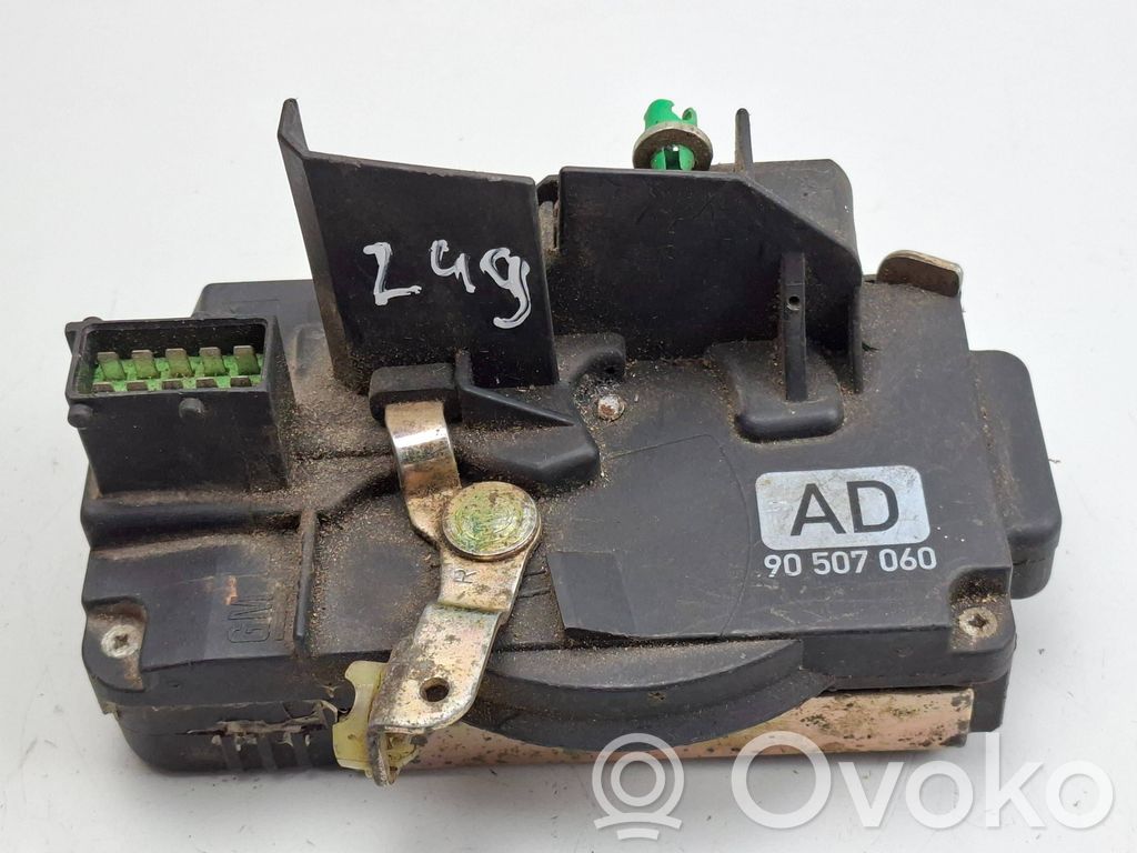 Opel Vectra B Priekšpusē slēdzene 