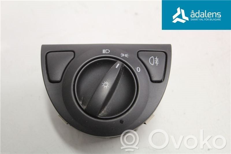 Light switch   G12774374