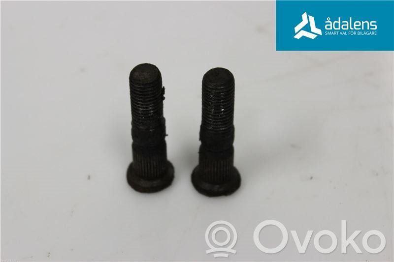 Volvo 740 Tuercas/tornillos 