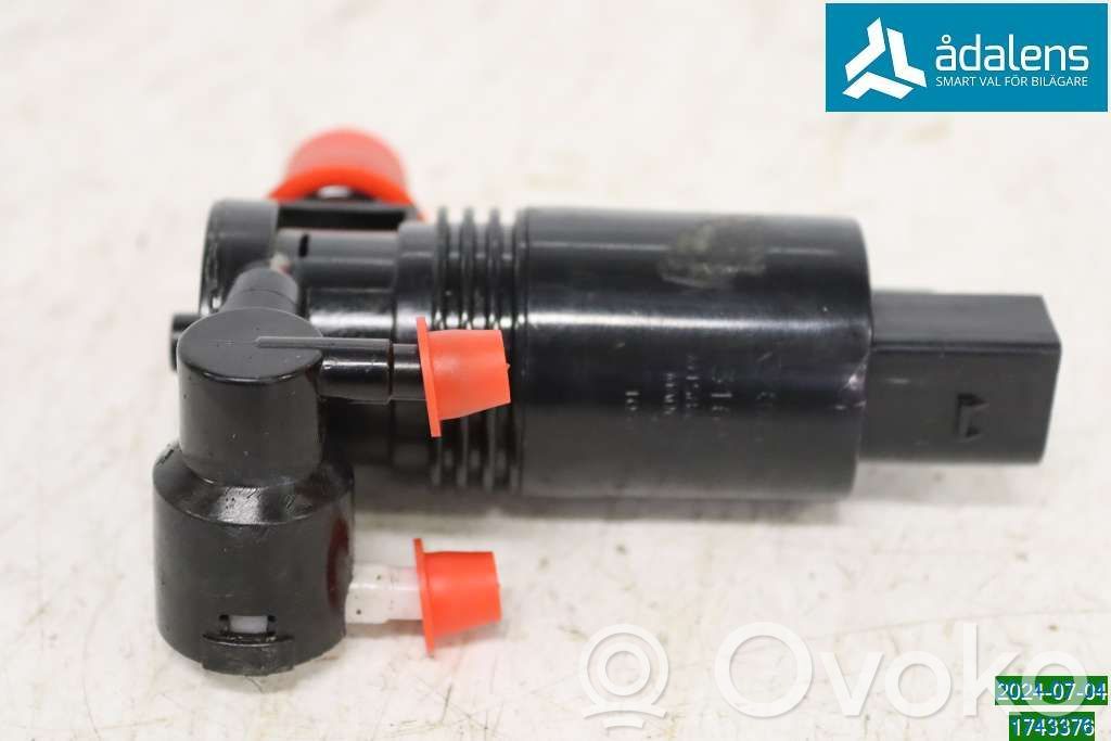 Volvo XC40 Windscreen/windshield washer pump 