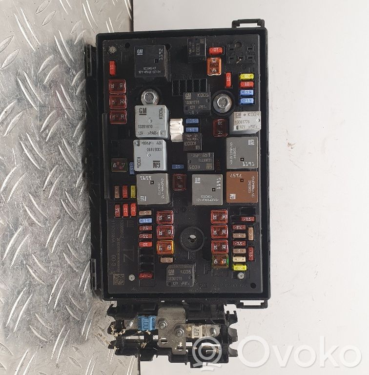 Opel Astra J Fuse module 
