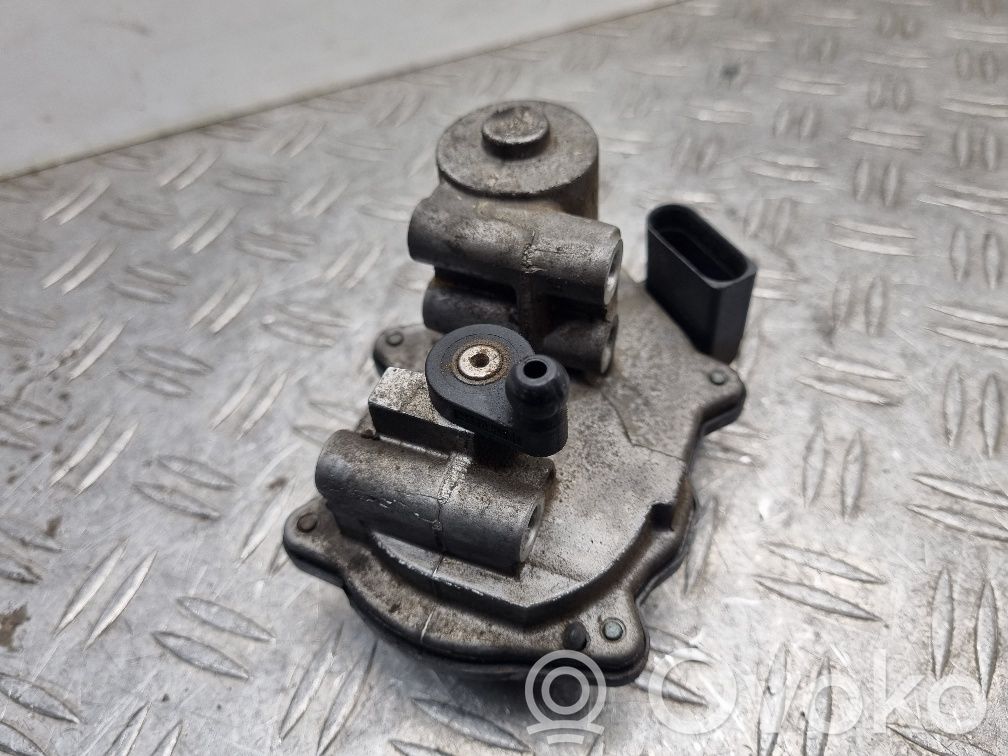 Audi A4 S4 B7 8E 8H Zawór kolektora ssącego 