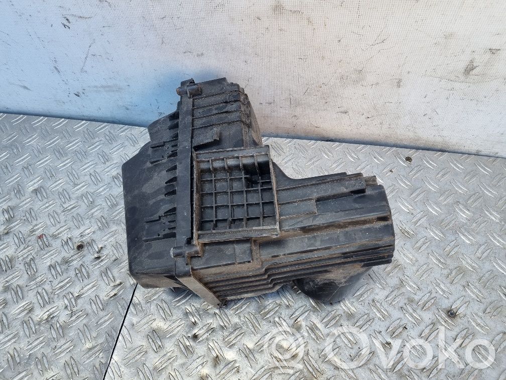 Peugeot 407 Air filter box 