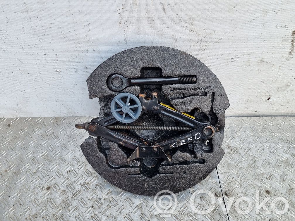 KIA Ceed Tool set 