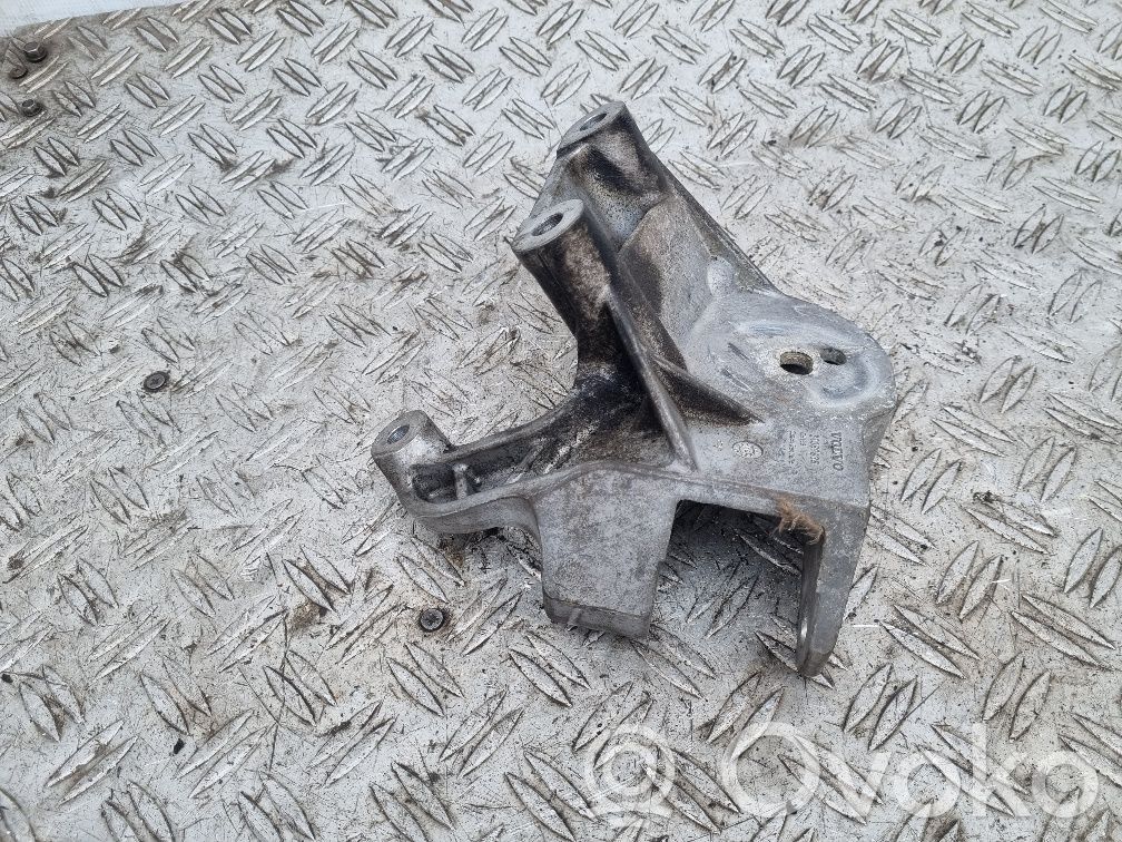 Volvo V40 Engine mounting bracket 