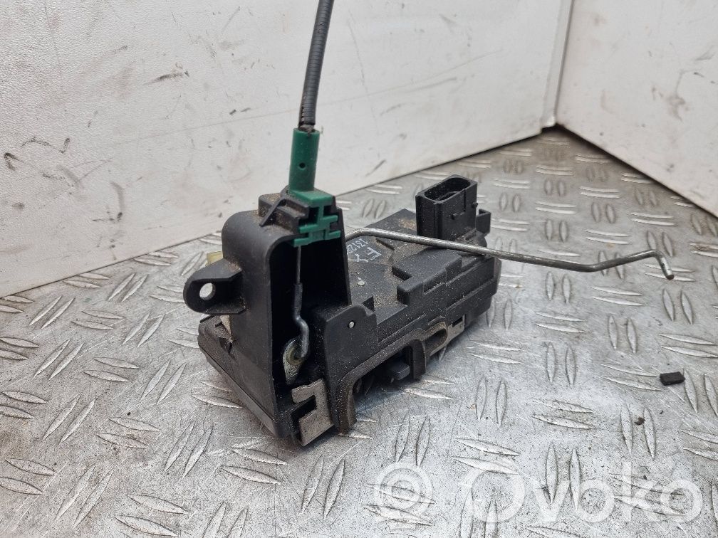 Opel Astra H Priekšpusē slēdzene 