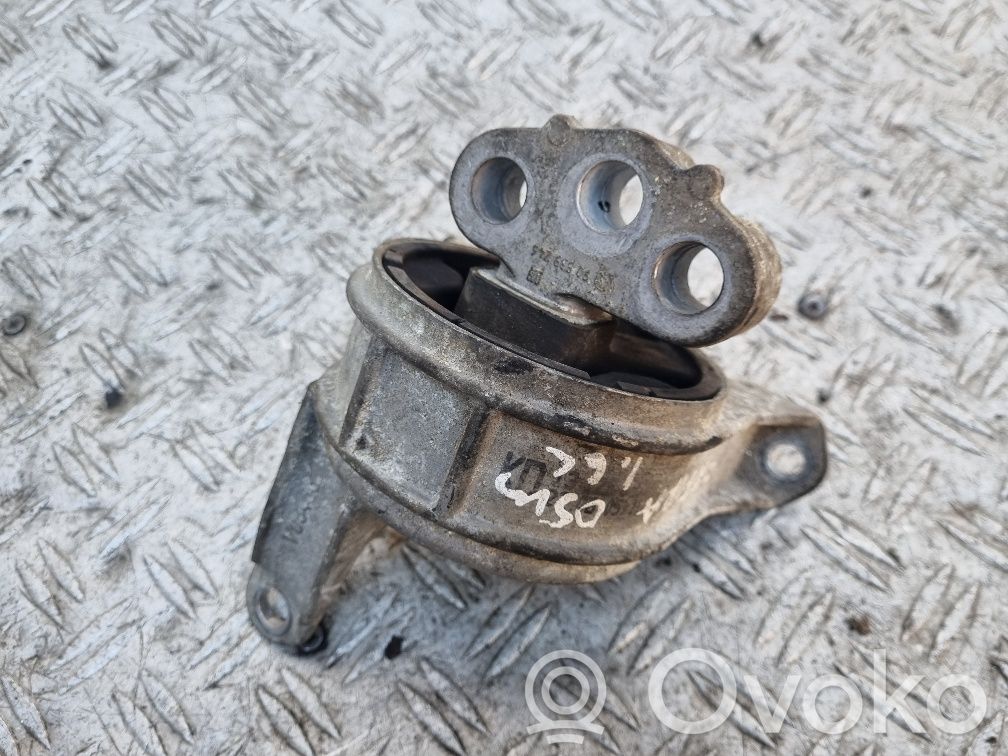 Opel Zafira B Engine mount bracket 