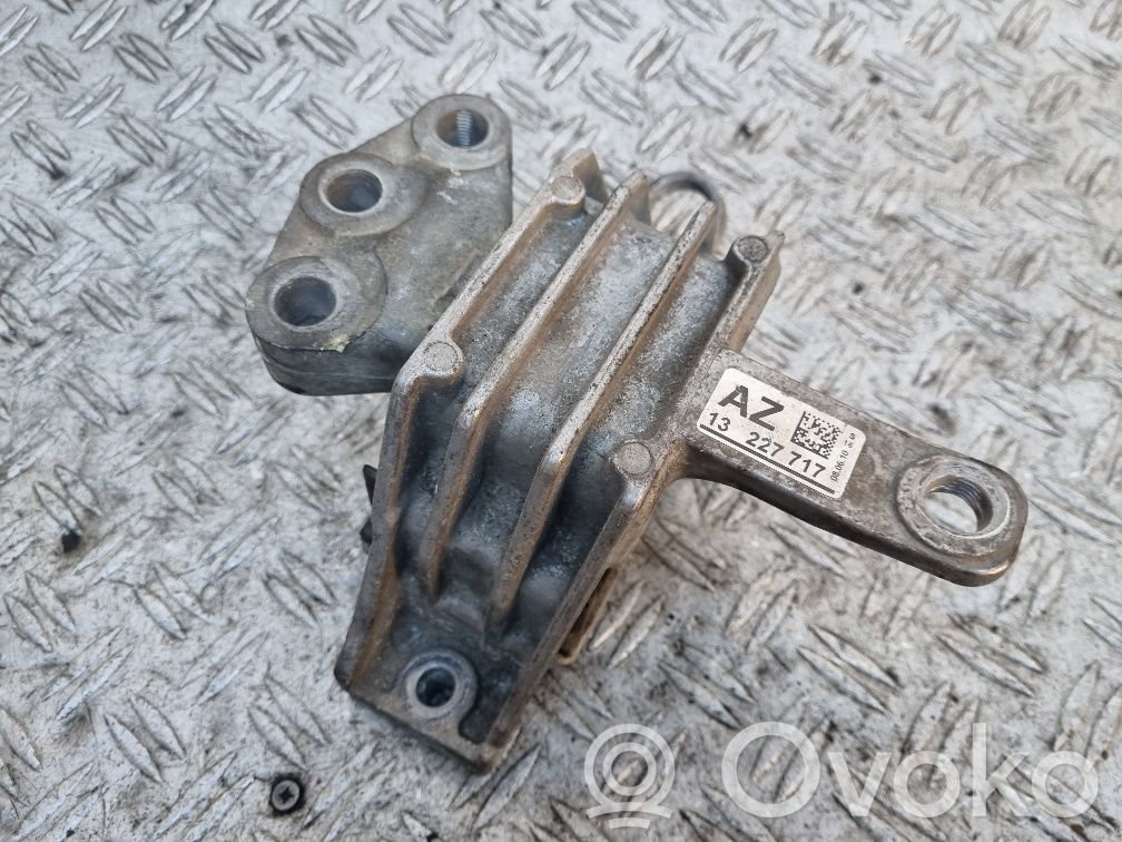 Opel Insignia A Engine mount bracket 