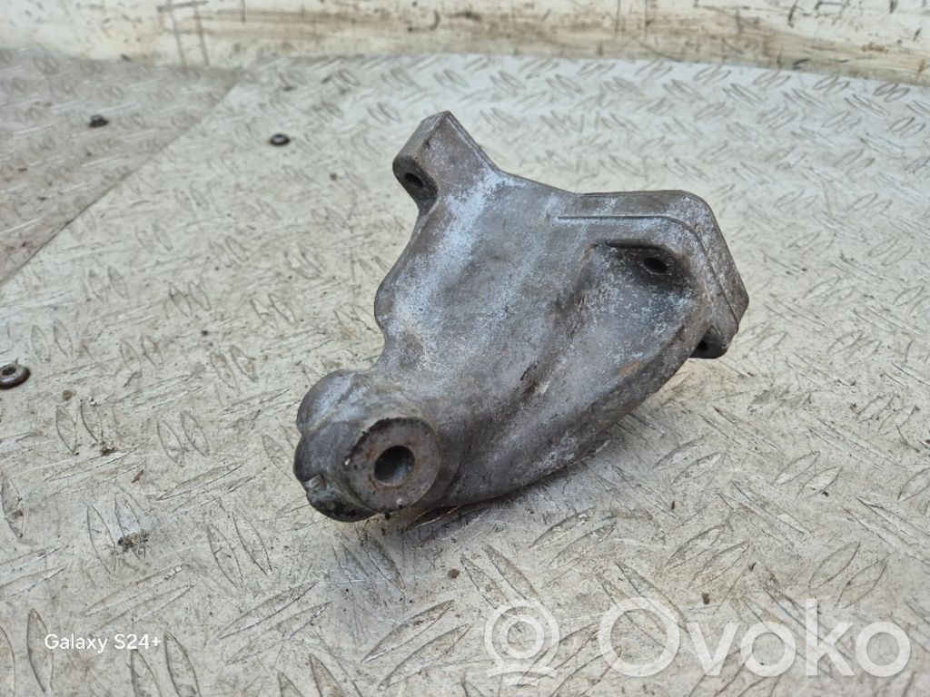 Mercedes-Benz CLS C219 Engine mounting bracket 