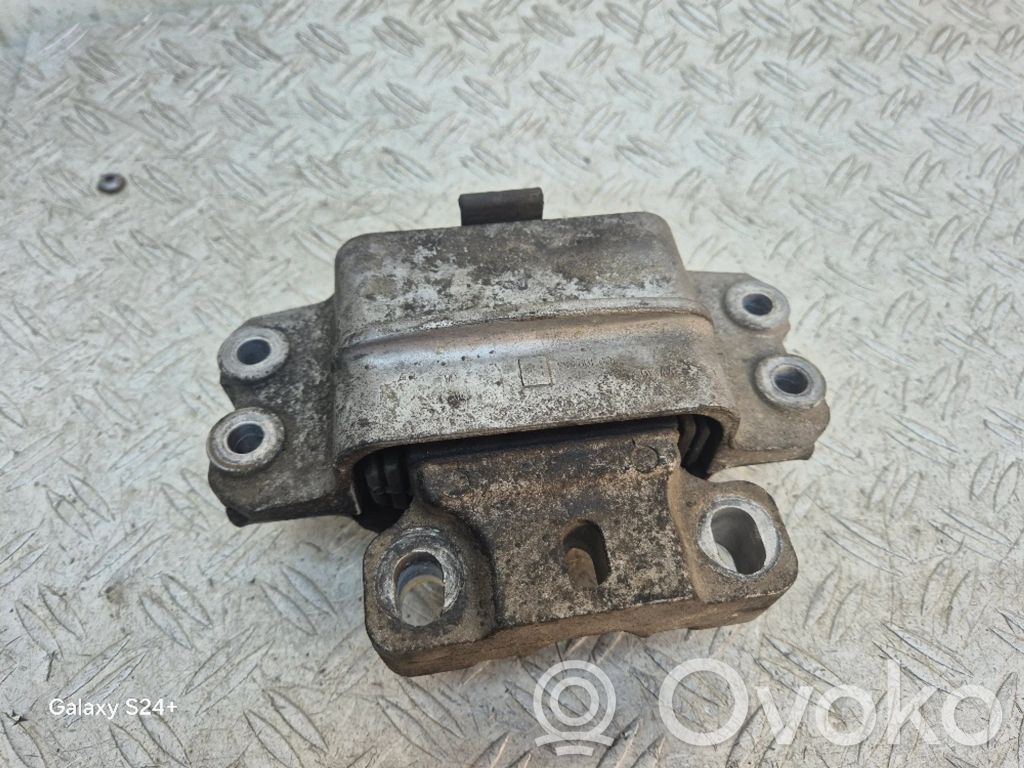 Volkswagen PASSAT B6 Engine mount bracket 