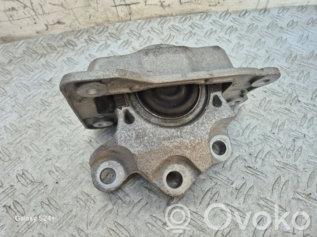 Volvo XC90 Engine mount bracket 