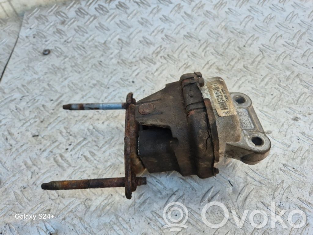 Chrysler 300 - 300C Engine mount bracket 